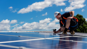 Image de fond : artisan sur un panneau photovoltaïque